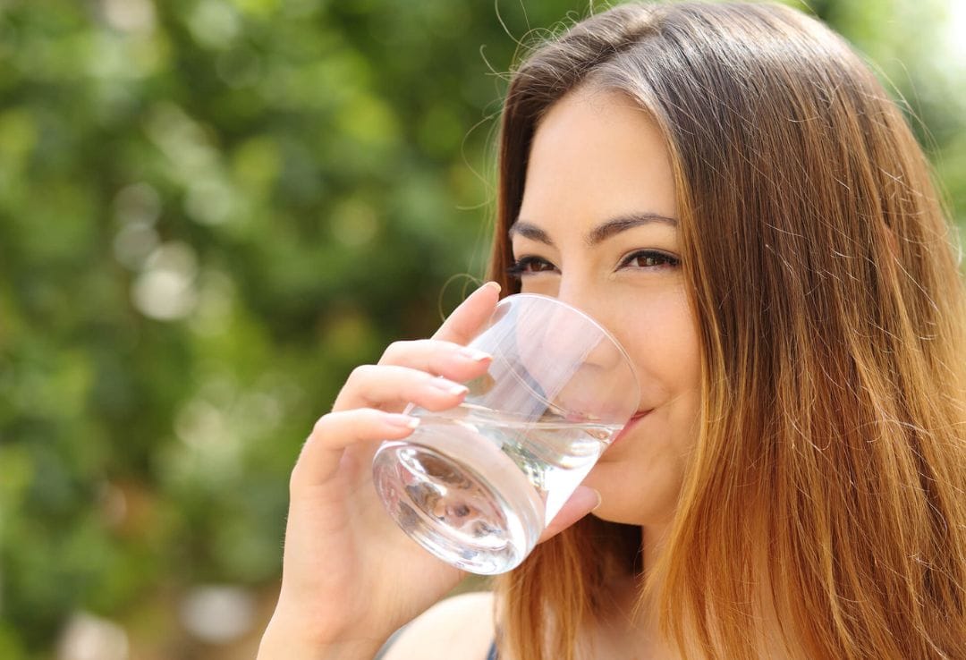A girl drinking water.jpg__PID:1c9a0a91-4b92-45e4-a8f2-72e3b917e07a